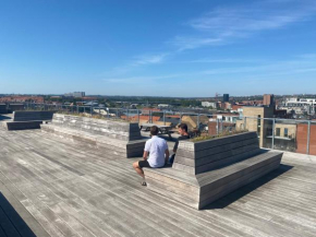 Modern Central Apt with Rooftop, Privat Balcony, & Free Parking, Steps from Aarhus Attractions in Aarhus